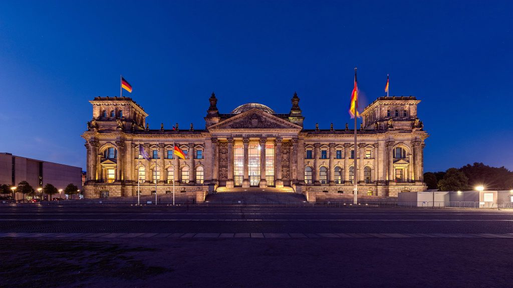 Reichstag wird Sitz des Bundestags